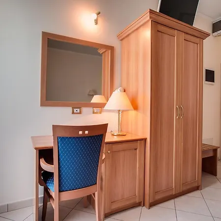 Hotell De La 3*